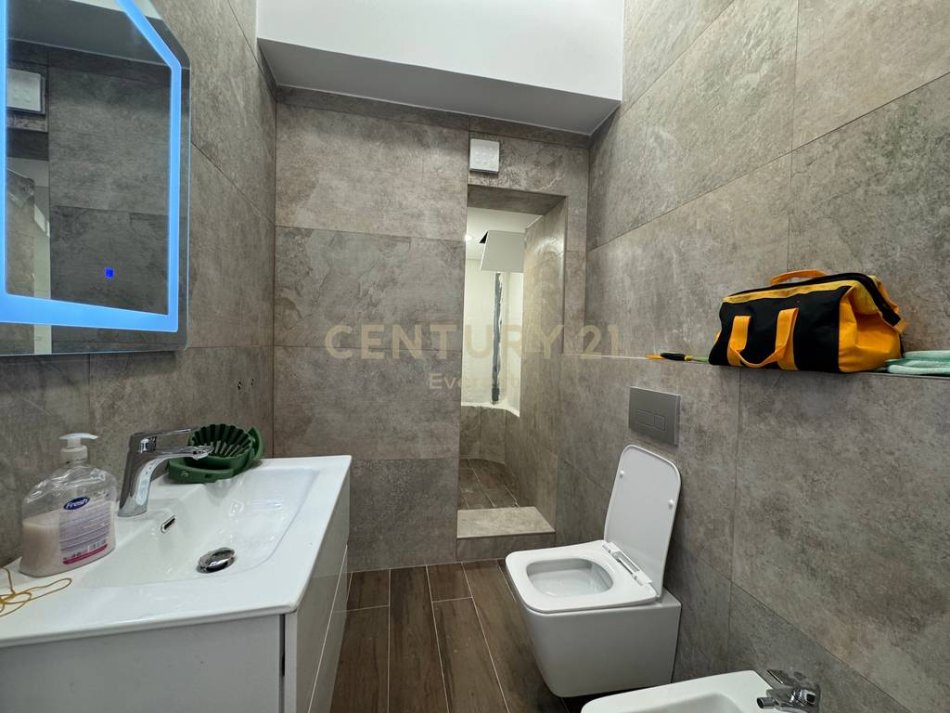 Tirane, jepet me qera ambjent biznesi Kati 0, 36 m² 800 € (Prane Square 21)