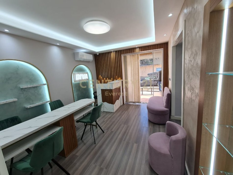 Tirane, jepet me qera ambjent biznesi , 50 m² 600 € (Bulevardi Barjam Curri)