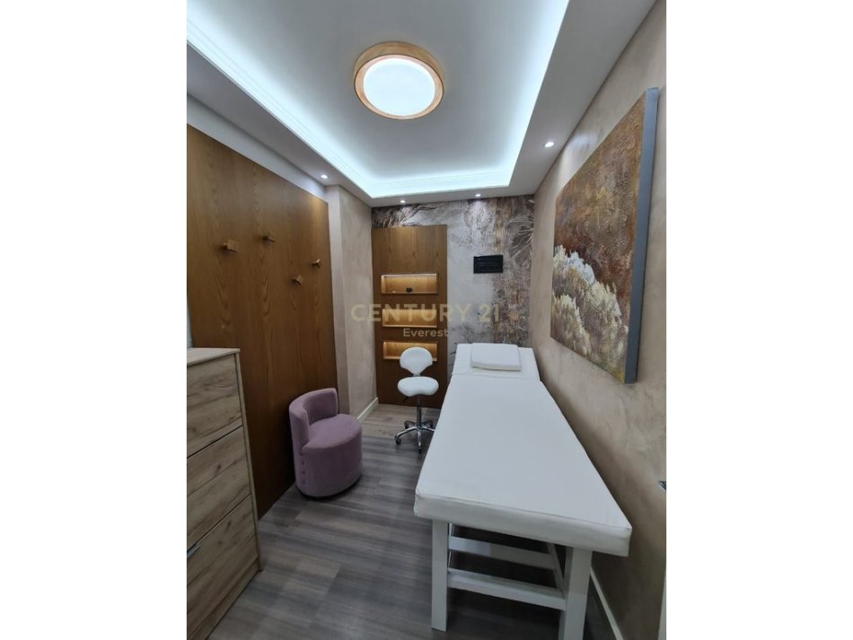 Tirane, jepet me qera ambjent biznesi , 50 m² 600 € (Bulevardi Barjam Curri)