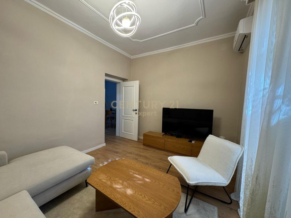 Tirane, jepet me qera apartament 1+1 Kati 1, 60 m² 550 € (Ambasada Amerikane)