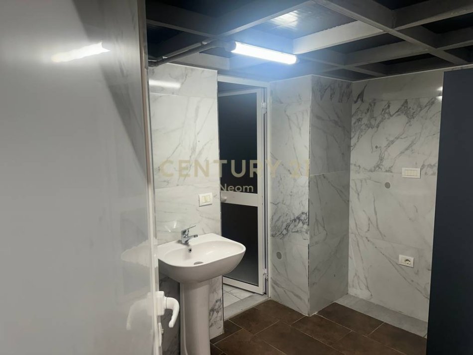 Tirane, shitet ambjent biznesi Kati 0, 258 m² 560.000 € (Neom116766)