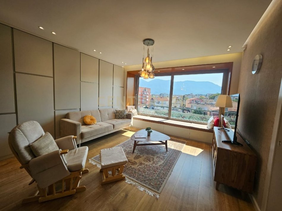 Tirane, jepet me qera 2+1 Kati 4, 110 m² 1.400 € 