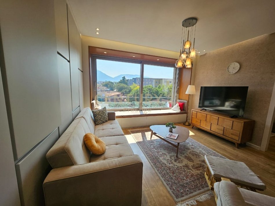 Tirane, jepet me qera 2+1 Kati 4, 110 m² 1.400 € 