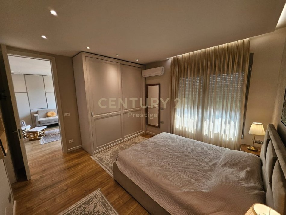 Tirane, jepet me qera 2+1 Kati 4, 110 m² 1.400 € 