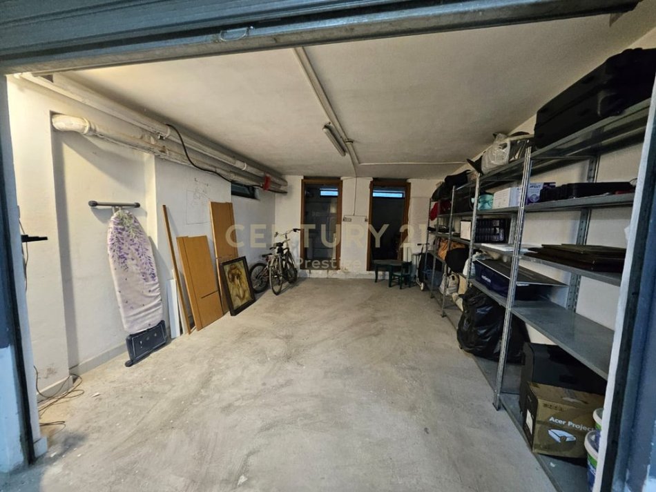 Tirane, jepet me qera 2+1 Kati 4, 110 m² 1.400 € 