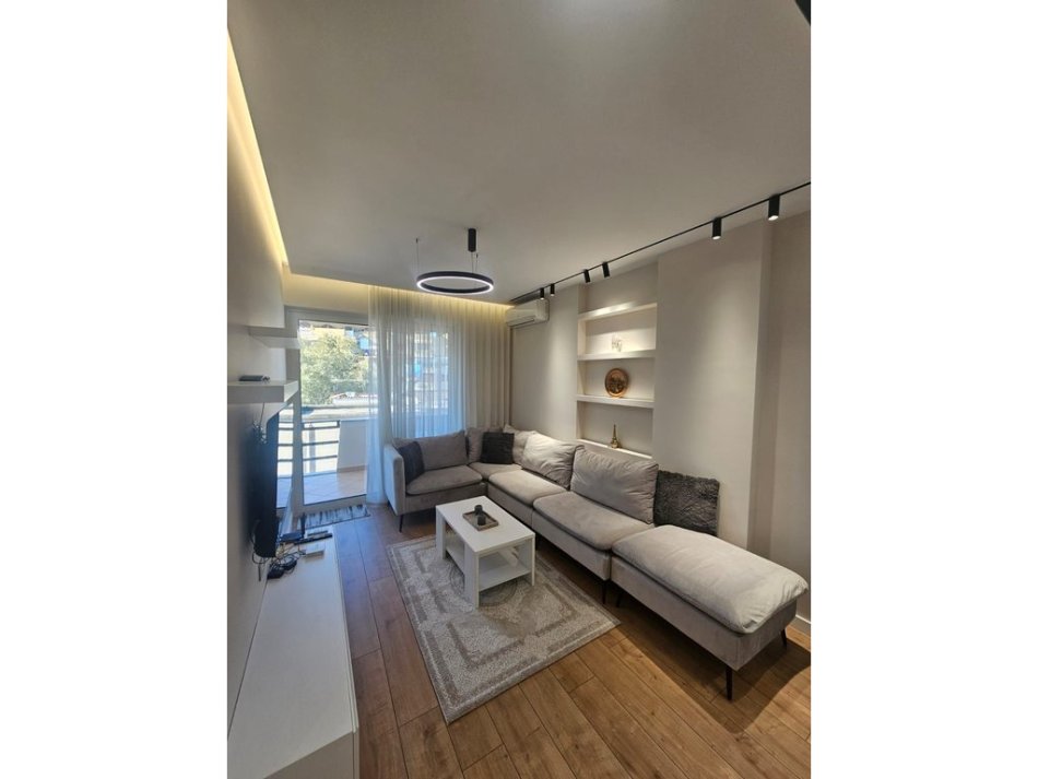 Tirane, jepet me qera apartament 1+1 Kati 5, 61 m² 650 € (Rr. Nasi Pavllo)