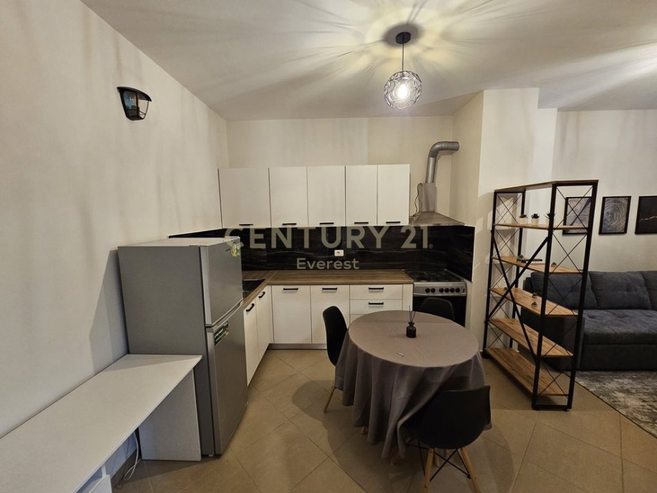 Tirane, jepet me qera apartament 1+1 Kati 5, 50 m² 500 € (Kompleksi Arlis, rruga e Dibres)