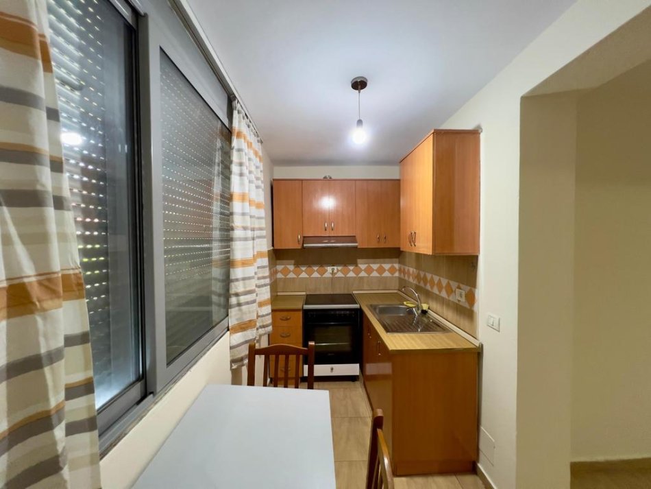 Tirane, jepet me qera apartament 1+1 Kati 2, 60 m² 390 € (Prane gjimnazit Cajupi)