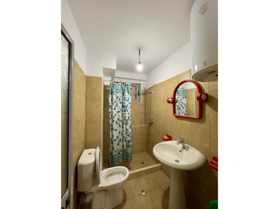 Tirane, jepet me qera apartament 1+1 Kati 2, 60 m² 390 € (Prane gjimnazit Cajupi)