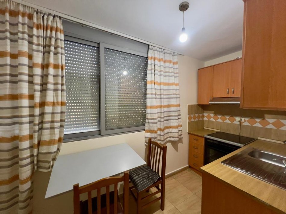 Tirane, jepet me qera apartament 1+1 Kati 2, 60 m² 390 € (Prane gjimnazit Cajupi)