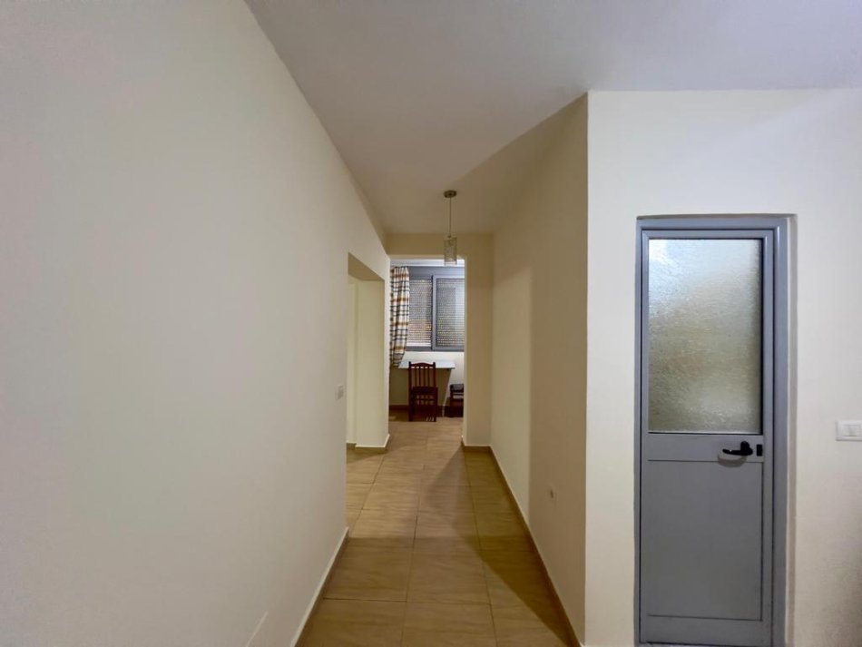 Tirane, jepet me qera apartament 1+1 Kati 2, 60 m² 390 € (Prane gjimnazit Cajupi)