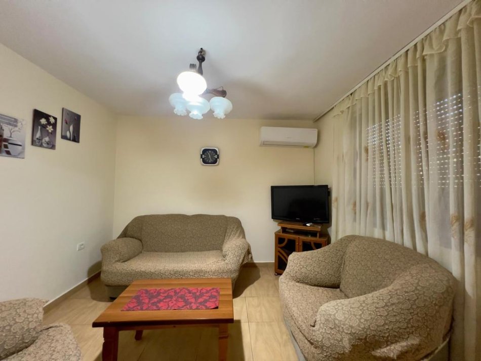 Tirane, jepet me qera apartament 1+1 Kati 2, 60 m² 390 € (Prane gjimnazit Cajupi)
