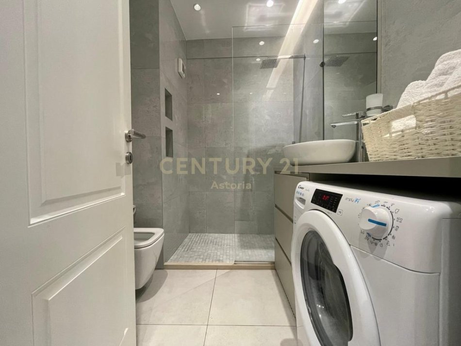 Tirane, shitet apartament 1+1 Kati 4, 73 m² 170.000 € (Rr.e Barrikadave)