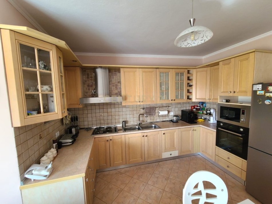Tirane, shitet apartament 2+1+Ballkon Kati 5, 106 m² 142.000 € 