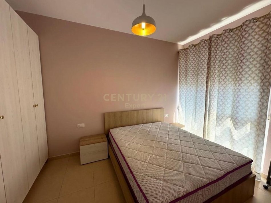 Tirane, jepet me qera apartament 1+1 Kati 5, 56 m² 500 € (laprake)