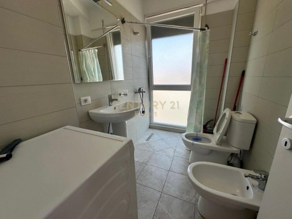 Tirane, jepet me qera apartament 1+1 Kati 5, 56 m² 500 € (laprake)