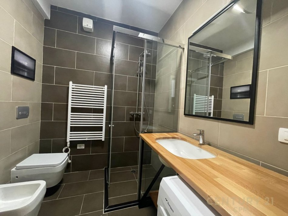 Tirane, jepet me qera apartament 1+1+post parkimi Kati 5, 62 m² 850 € (Liqeni i Tiranes)