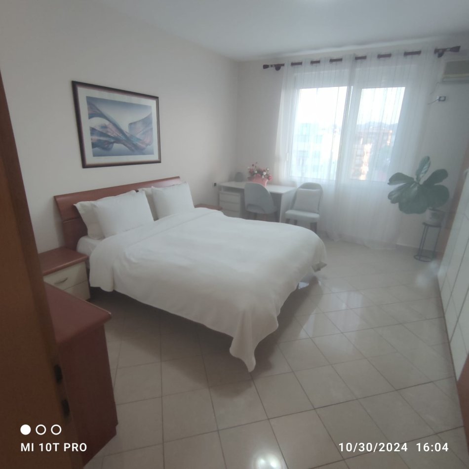 Tirane, jepet me qera apartament 2+1 Kati 10, 1.000 € (Ish Blloku)