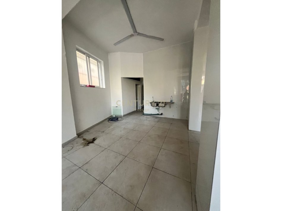 Tirane, jepet me qera ambjent biznesi Kati 0, 105 m² 800 € (Rruga 4 Deshmoret)