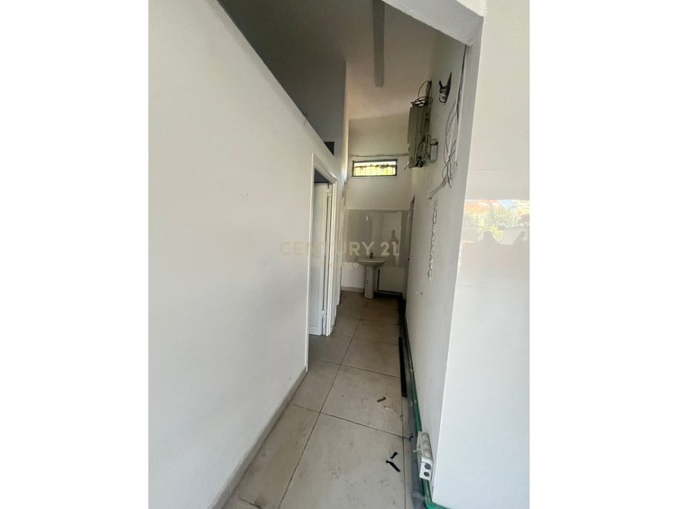 Tirane, jepet me qera ambjent biznesi Kati 0, 105 m² 800 € (Rruga 4 Deshmoret)