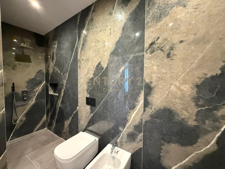 Tirane, jepet me qera apartament 2+1 Kati 9, 126 m² 2.000 € (Rezidenca Lake)