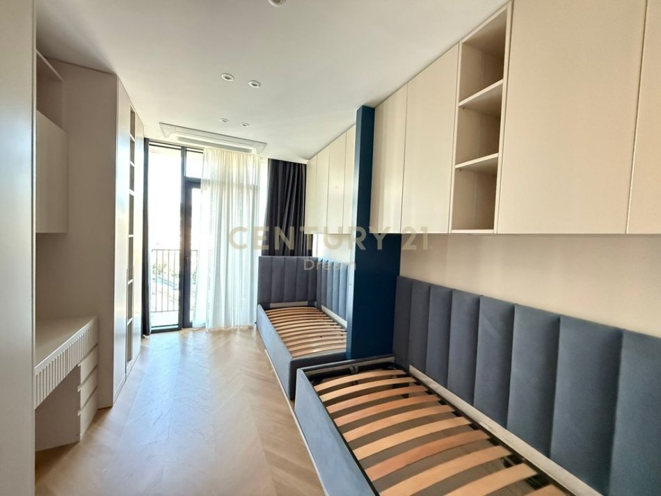 Tirane, jepet me qera apartament 2+1 Kati 9, 126 m² 2.000 € (Rezidenca Lake)