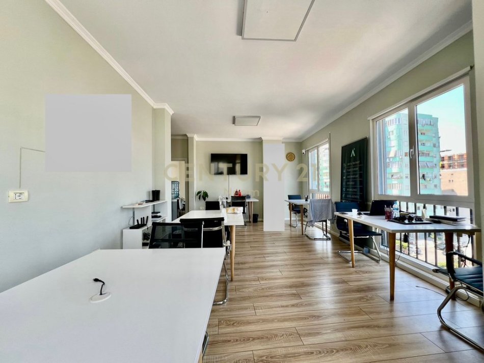 Tirane, jepet me qera zyre Kati 4, 105 m² 950 € (Neom117423)