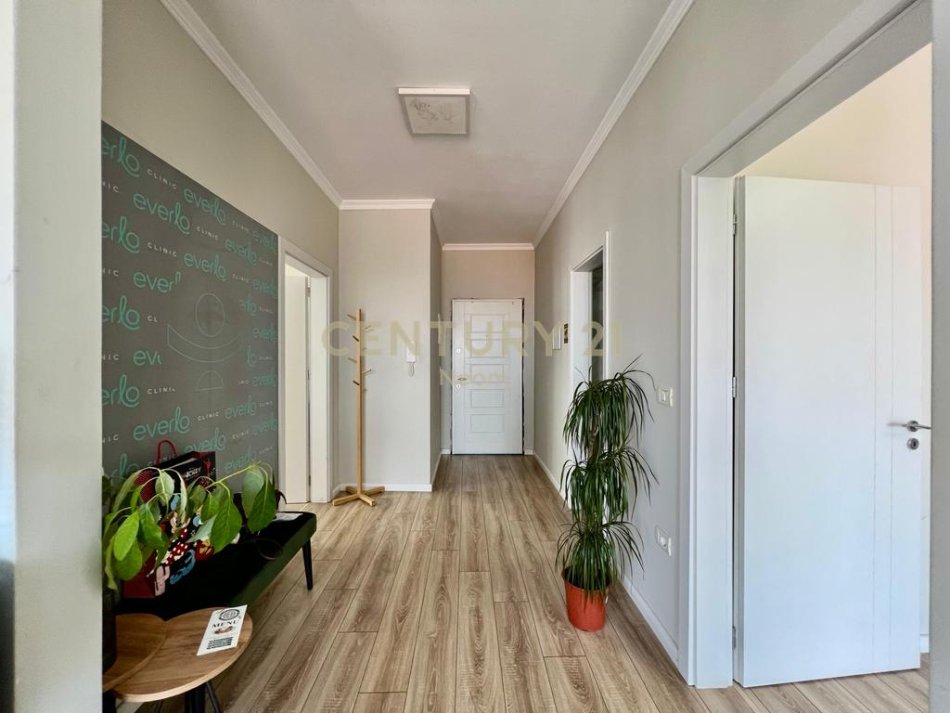 Tirane, jepet me qera zyre Kati 4, 105 m² 950 € (Neom117423)