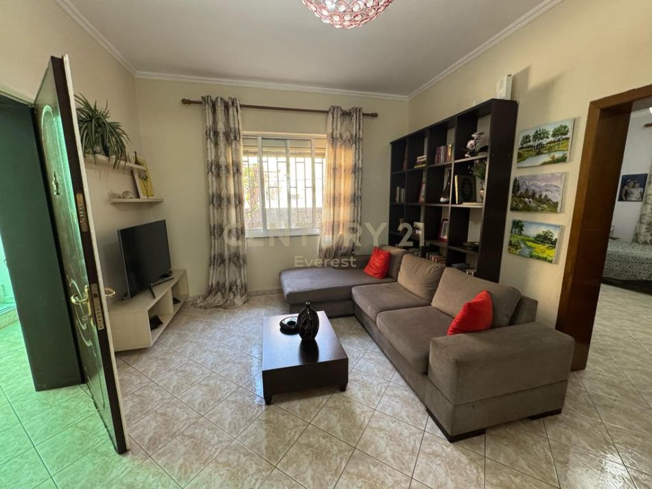 Tirane, jepet me qera shtepi 3+1 Kati 1, 120 m² 800 € (Rr. Nikolla Nela)