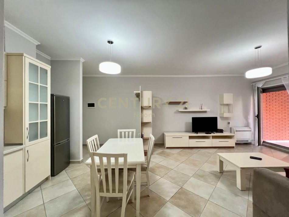 Tirane, jepet me qera apartament 1+1+Aneks+Ballkon Kati 3, 75 m² 700 € (Neom117446)
