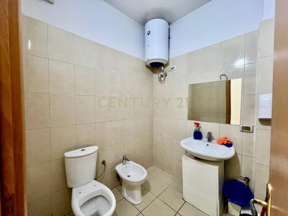 Tirane, jepet me qera ambjent biznesi Kati 0, 110 m² 1.000 € (Neom117480)