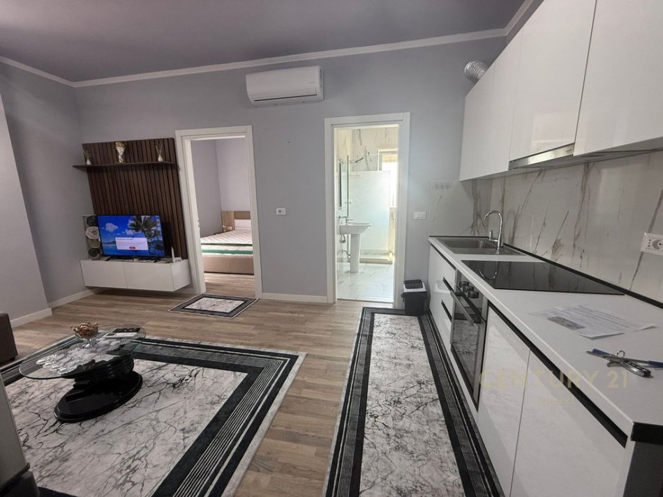 Tirane, jepet me qera apartament 1+1 Kati 9, 55 m² 500 € (Rruga 5 Maj)
