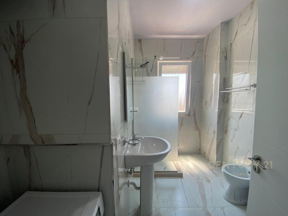 Tirane, jepet me qera apartament 1+1 Kati 9, 55 m² 500 € 