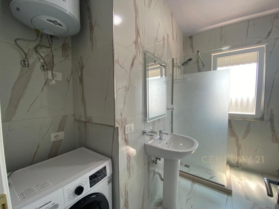 Tirane, jepet me qera apartament 1+1 Kati 9, 55 m² 500 € (Rruga 5 Maj)