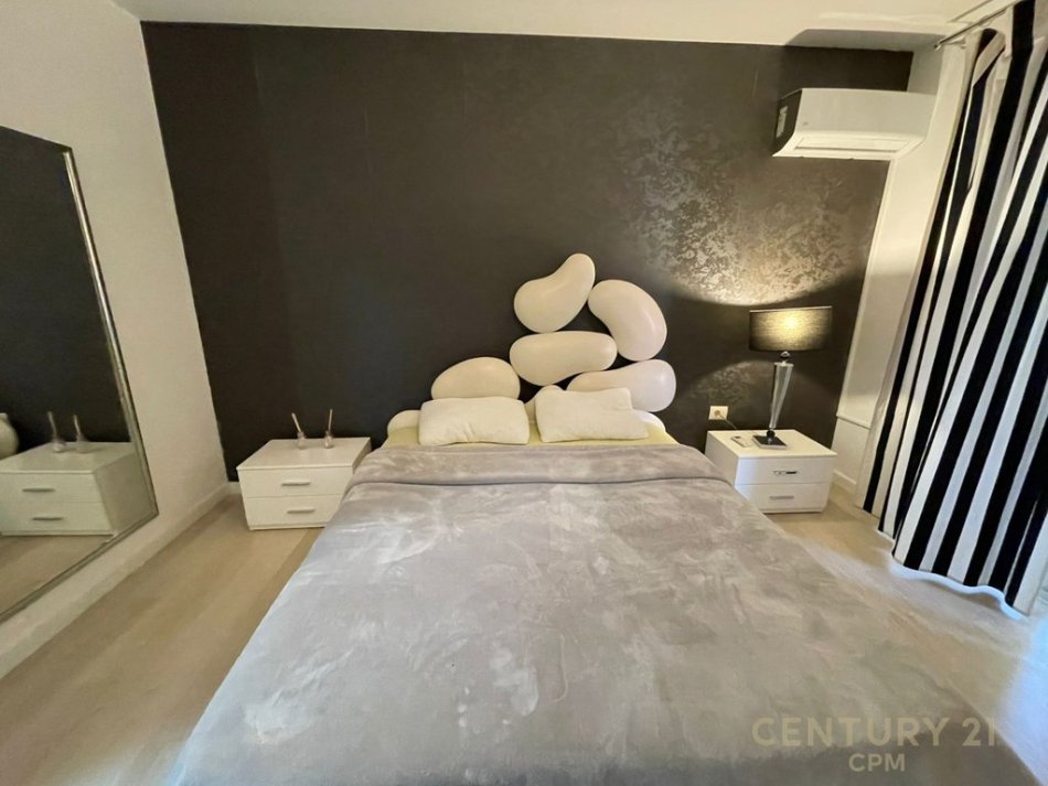 Tirane, jepet me qera apartament 1+1 Kati 7, 77 m² 650 € (Prane Gjimnazit Petro Nini)