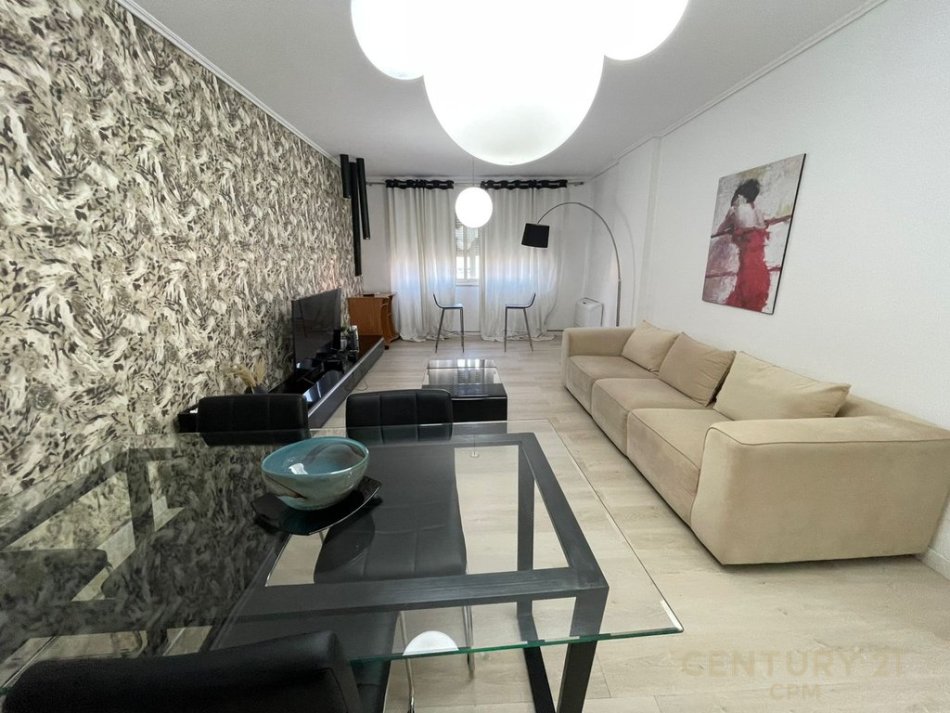 Tirane, jepet me qera apartament 1+1 Kati 7, 77 m² 650 € (Prane Gjimnazit Petro Nini)