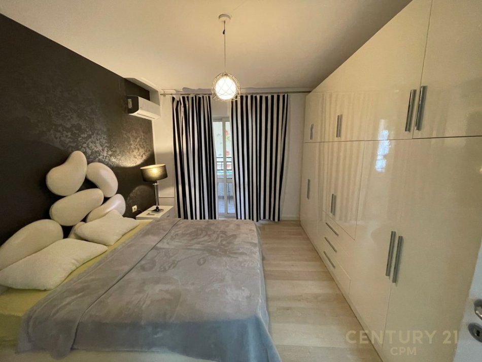Tirane, jepet me qera apartament 1+1 Kati 7, 77 m² 650 € (Prane Gjimnazit Petro Nini)