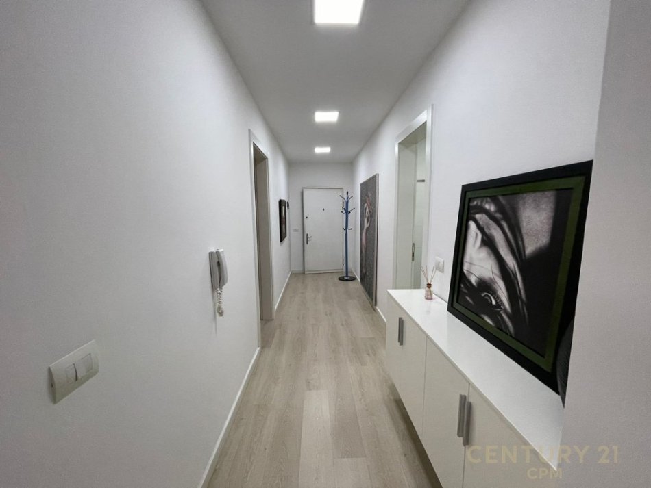 Tirane, jepet me qera apartament 1+1 Kati 7, 77 m² 650 € (Prane Gjimnazit Petro Nini)