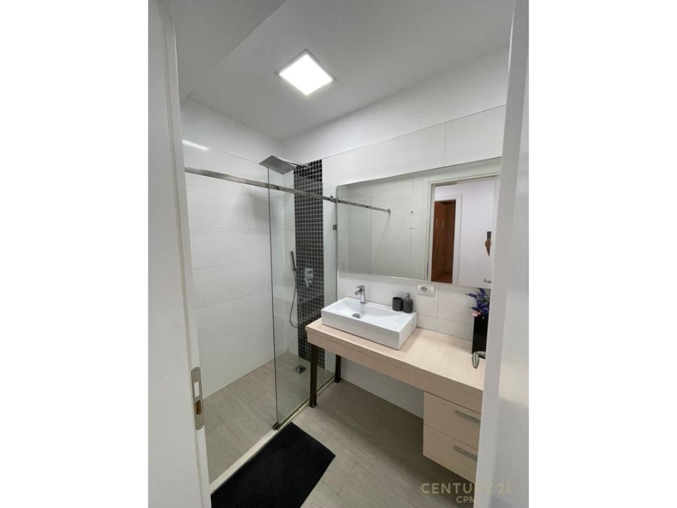 Tirane, jepet me qera apartament 1+1 Kati 7, 77 m² 650 € (Prane Gjimnazit Petro Nini)