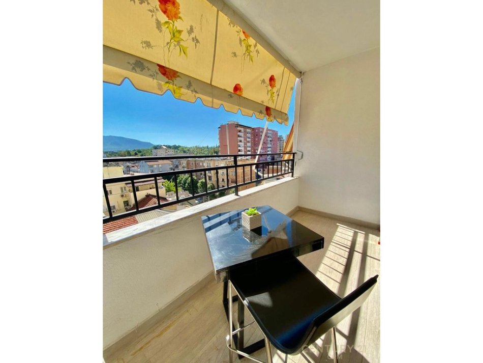 Tirane, jepet me qera apartament 1+1 Kati 7, 77 m² 650 € (Prane Gjimnazit Petro Nini)