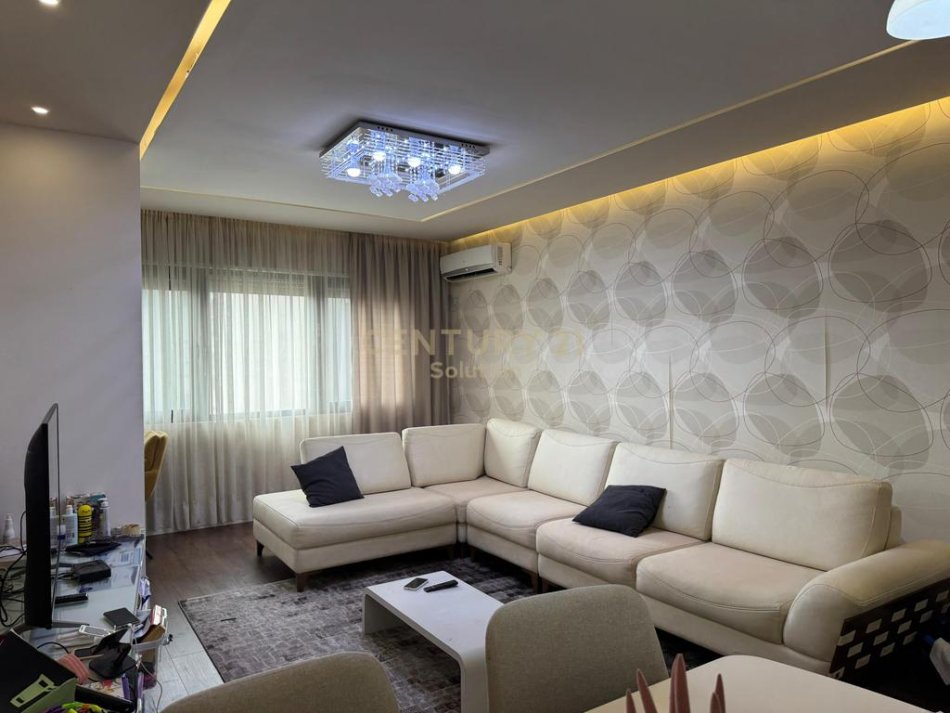 Tirane, jepet me qera apartament 2+1 Kati 5, 102 m² 550 € 