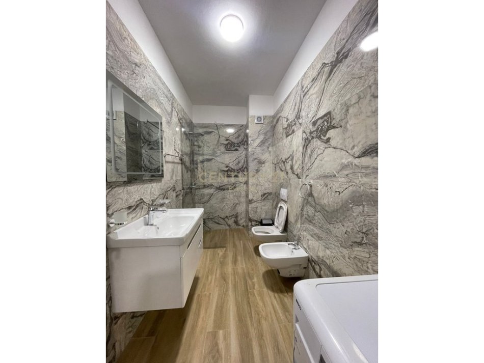 Tirane, jepet me qera apartament 2+1 Kati 7, 107 m² 650 € (Unaza e Re)