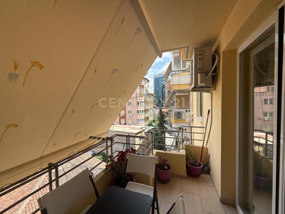 Tirane, jepet me qera apartament 2+1 Kati 4, 98 m² 800 € (Rruga e Barrikadave)