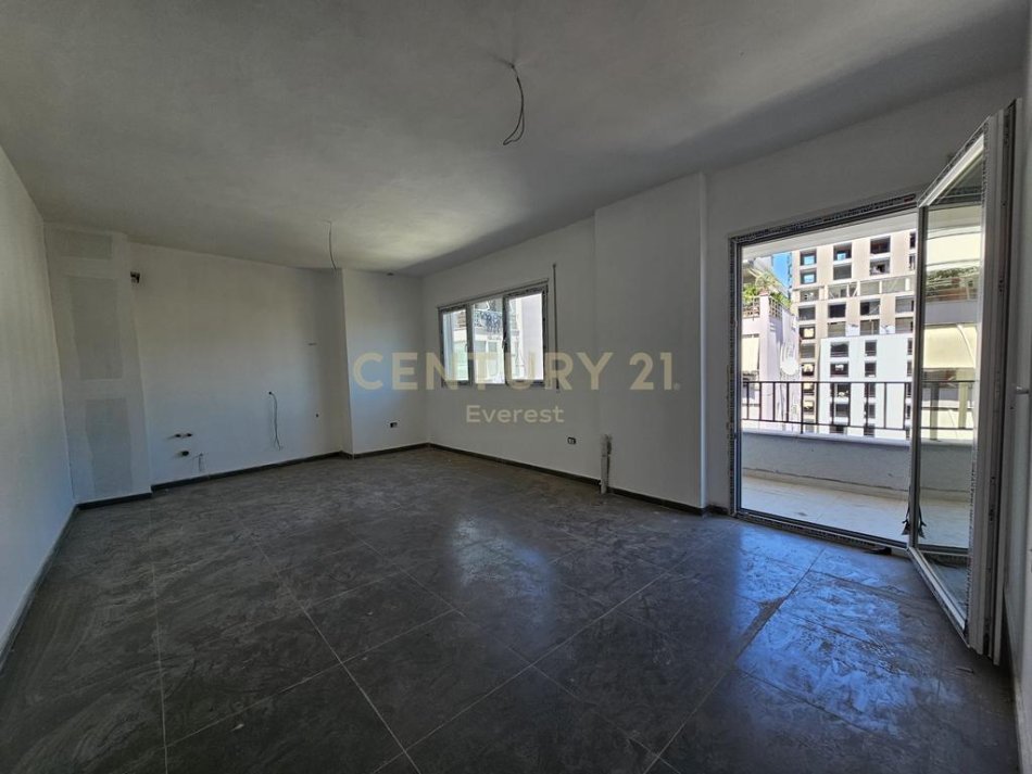 Tirane, jepet me qera zyre +post parkimi Kati 5, 70 m² 750 € (Pazari i Ri)