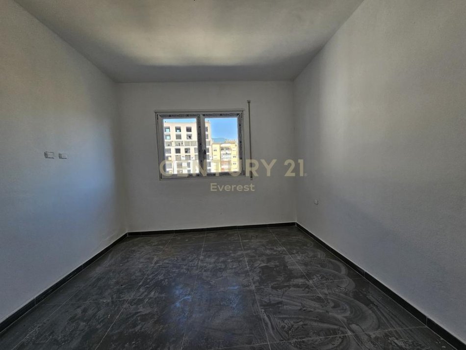 Tirane, jepet me qera zyre +post parkimi Kati 5, 70 m² 750 € (Pazari i Ri)