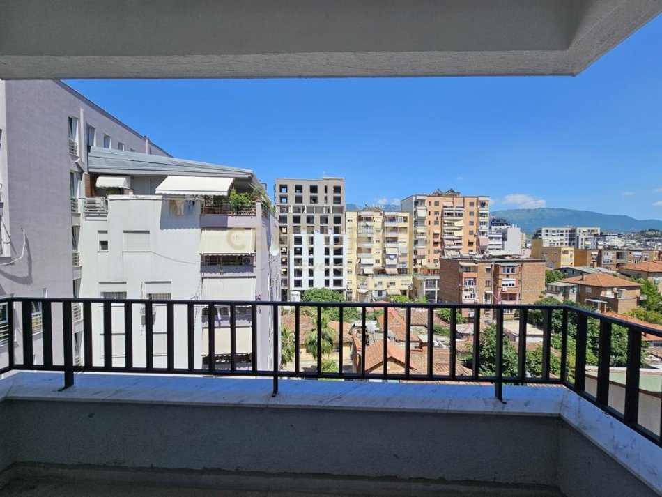 Tirane, jepet me qera zyre +post parkimi Kati 5, 70 m² 750 € (Pazari i Ri)