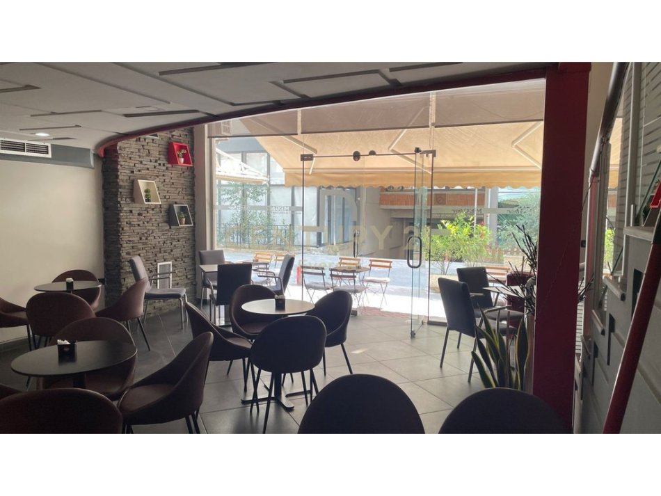 Tirane, jepet me qera bar-kafe Kati 0, 65 m² 1.100 € (Laprake)