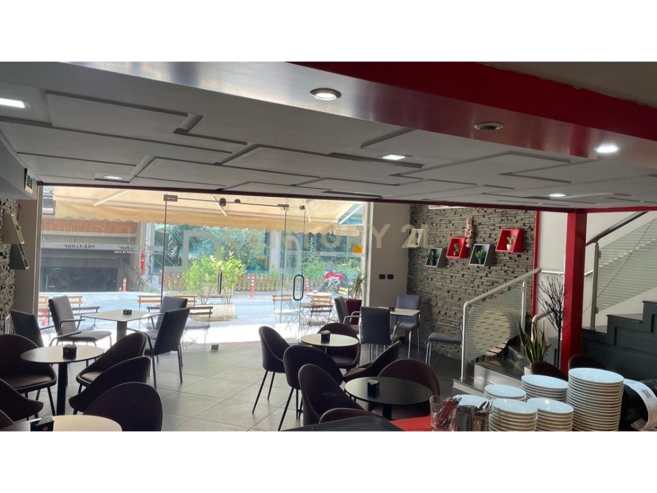 Tirane, jepet me qera bar-kafe Kati 0, 65 m² 1.100 € (Laprake)