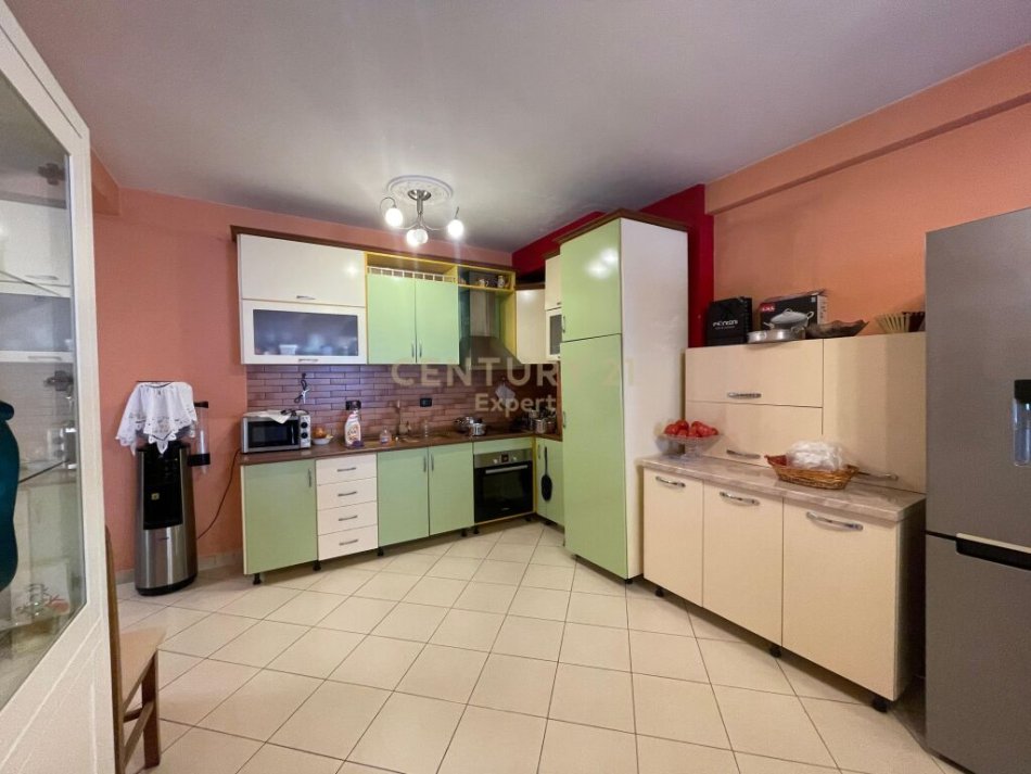 Tirane, shitet apartament 2+1+Aneks+Ballkon Kati 6, (Cmim i arsyeshem, prane rruges se Barrikadave)