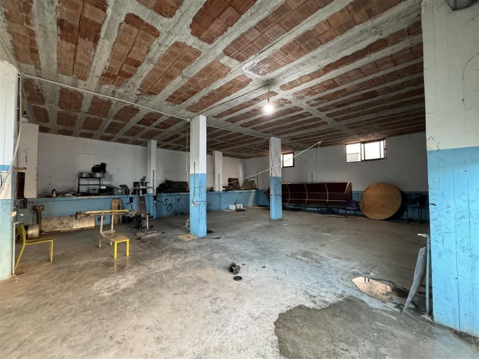 Tirane, jepet me qera magazine Kati 0, 300 m² 600 € (Babrru)